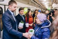 Женщинам в киевском метро дарили цветы