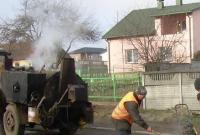 ​До чего дошел прогресс: комунальщики ремонтируют лужи под Киевом (видео)