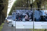 В Риге оштрафовали мужчину, разрушившего выставку о Майдане