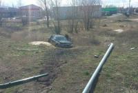 В Киеве нетрезвый водитель снес столб, вылетел с дороги и продолжил пьянствовать в машине