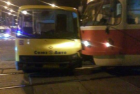 В Киеве столкнулись трамвай и маршрутка