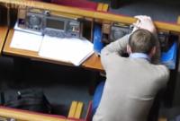 Депутат Маркевич заснул прямо в зале заседаний Рады (видео)