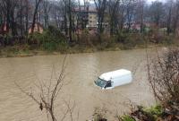 На Закарпатье автомобиль слетел в реку, есть пострадавшие