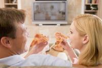 Ученые объяснили, почему нельзя есть перед телевизором