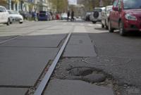 В Одессе коммунальщики закатали в асфальт трамвайные рельсы