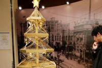 В Токио создали двухметровую рождественскую елку из чистого золота
