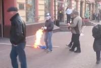 В Москве напали на Украинский культурный центр и сожгли флаг