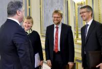 П.Порошенко скоординировал позиции с главой МИД Швеции накануне заседания Евросовета