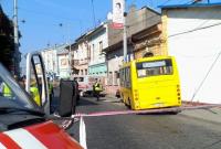 В Черновцах водитель маршрутки насмерть сбил пешехода и врезался в дом