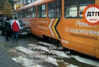 В Киеве трамвай сошел с рельсов, задев автомобиль