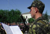 Украинцев вызывают в военкоматы: кого заберут в армию и кто демобилизуется в этом году