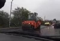 Во Львовской области кладут асфальт под проливным дождем (видео)