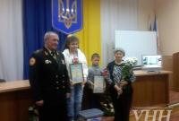 Спасатели Хмельницкой области наградили двоих детей за героизм и мужество