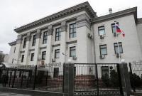В Киеве под посольством РФ проходят сразу две акции протеста