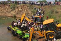 В Индии автобус упал в ущелье. По меньшей мере 17 погибших