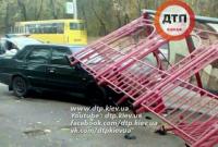 В Киеве водитель вылетел с дороги и снес остановку (фото)