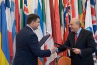 В.Гройсман подписал соглашение о продлении действия Меморандума о взаимопонимании между ОЭСР и Украиной