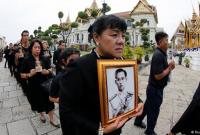 В Таиланде десятки тысяч прощаются с умершим королем