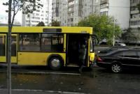 В Киеве автобус врезался в Mercedes