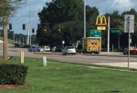 В США вооруженные люди захватили заложников в здании McDonald's