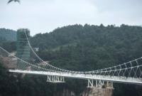 Самый длинный в мире стеклянный мост закрыли из-за перебора туристов