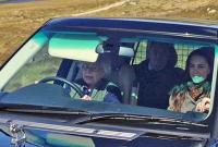 Елизавета II в 91 год ездит за рулем и катает невестку