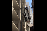 В Техасе автомобиль c водителем выпал с девятого этажа и повис на проводах