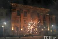 Неизвестные забросали файерами и петардами посольство РФ в Киеве