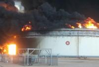 В ливийском порту из-за боев загорелось нефтехранилище