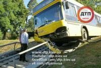 Автобус с пассажирами в Киеве слетел с дороги