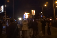 Около скандальной стройки на Героев Днепра активисты сожгли чучело Кличко (видео)