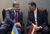 Порошенко призвал президента Латвии способствовать возвращению конфискованных средств чиновников времен Януковича