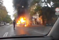 В центре Одессы во время движения загорелась маршрутка (видео)