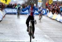 Чешский велогонщик отпраздновал победу за круг до финиша и проиграл