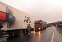 На Закарпатье активисты заблокировали уже 35 грузовиков с российскими номерами