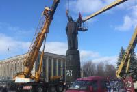 Памятник Дзержинскому повалили с трудом