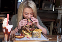 Хрупкая блондинка на скорость съела бургер размером с собственную голову (видео)