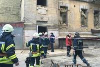 В центре Киева обвалилось здание, под завалами есть люди (2 фото)