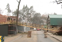 Подробности падения крана под Киевом: жительница соседнего дома выжила случайно
