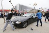 Китаец собственноручно разбил свой Maserati (9 фото)
