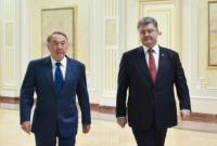 Порошенко обсудил с Назарбаевым запрет России на транзитные перевозки