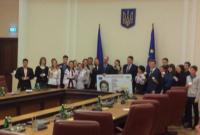 Первые 20 украинцев получили новые карточки удостоверения личности