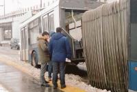 В Москве троллейбус разломился на две части (2 фото)