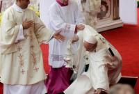 Папа Римский объяснил свое падение во время мессы