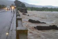 В Индии из-за наводнения обрушился мост с двумя автобусами, более 20 человек пропали без вести