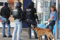 Вооруженный посетитель кафе в Германии забаррикадировался, спецназ идет на штурм