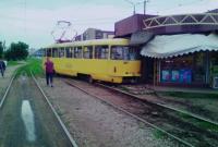 В Харькове трамвай сошел с путей и протаранил киоск на остановке