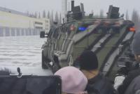 Глава Кабмина побывал на ПАО "АвтоКрАЗе" и испытал беспилотный броневик (видео)