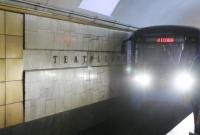 В Киеве в метро на рельсы упал человек: движение одной из веток приостанавливали
