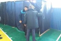 Во время выборов в Полтавской области мужчина заснул в кабинке для голосования